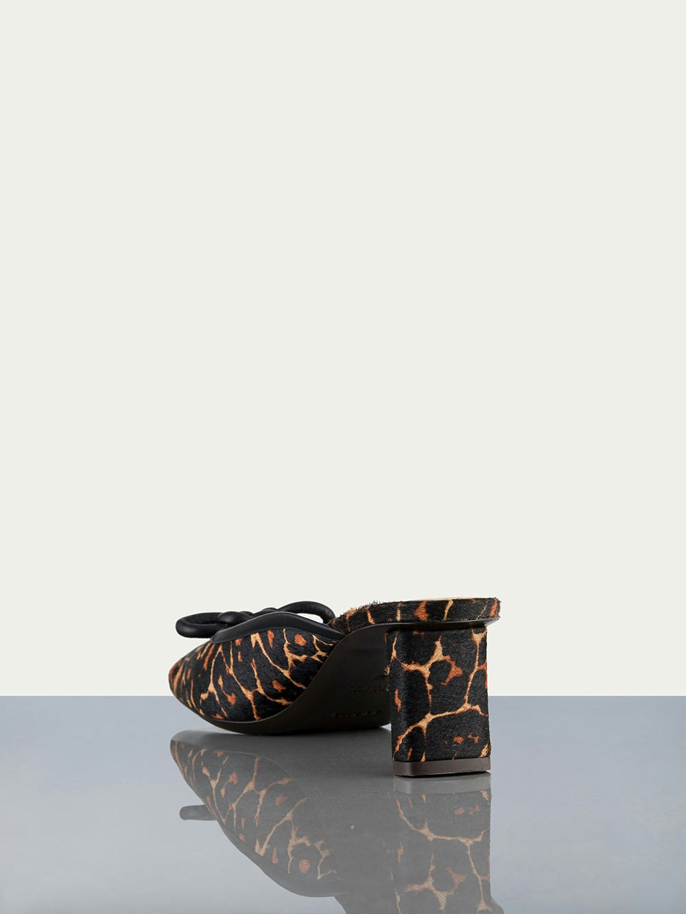 shoe back view alt:fit1